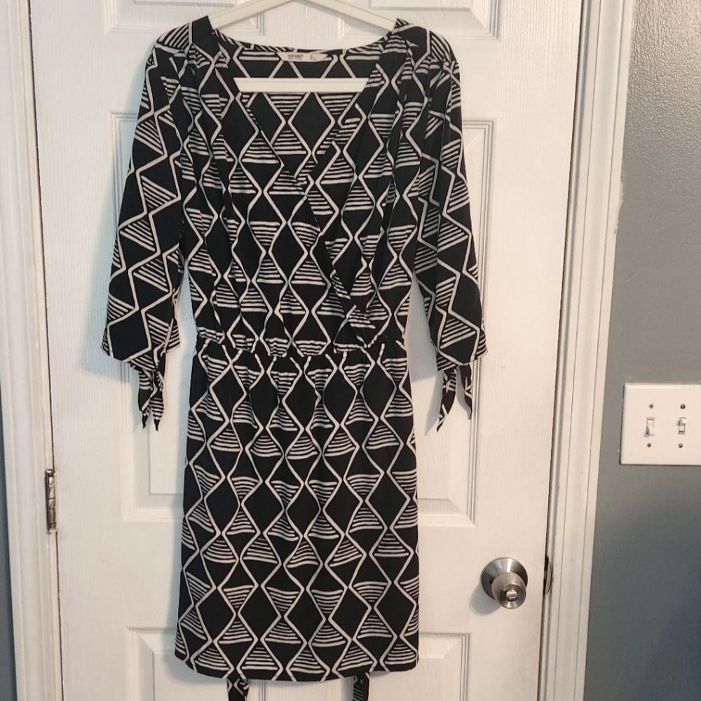 Old Navy Geometric Navy and White Dress with sleeve and belt tie. Size L